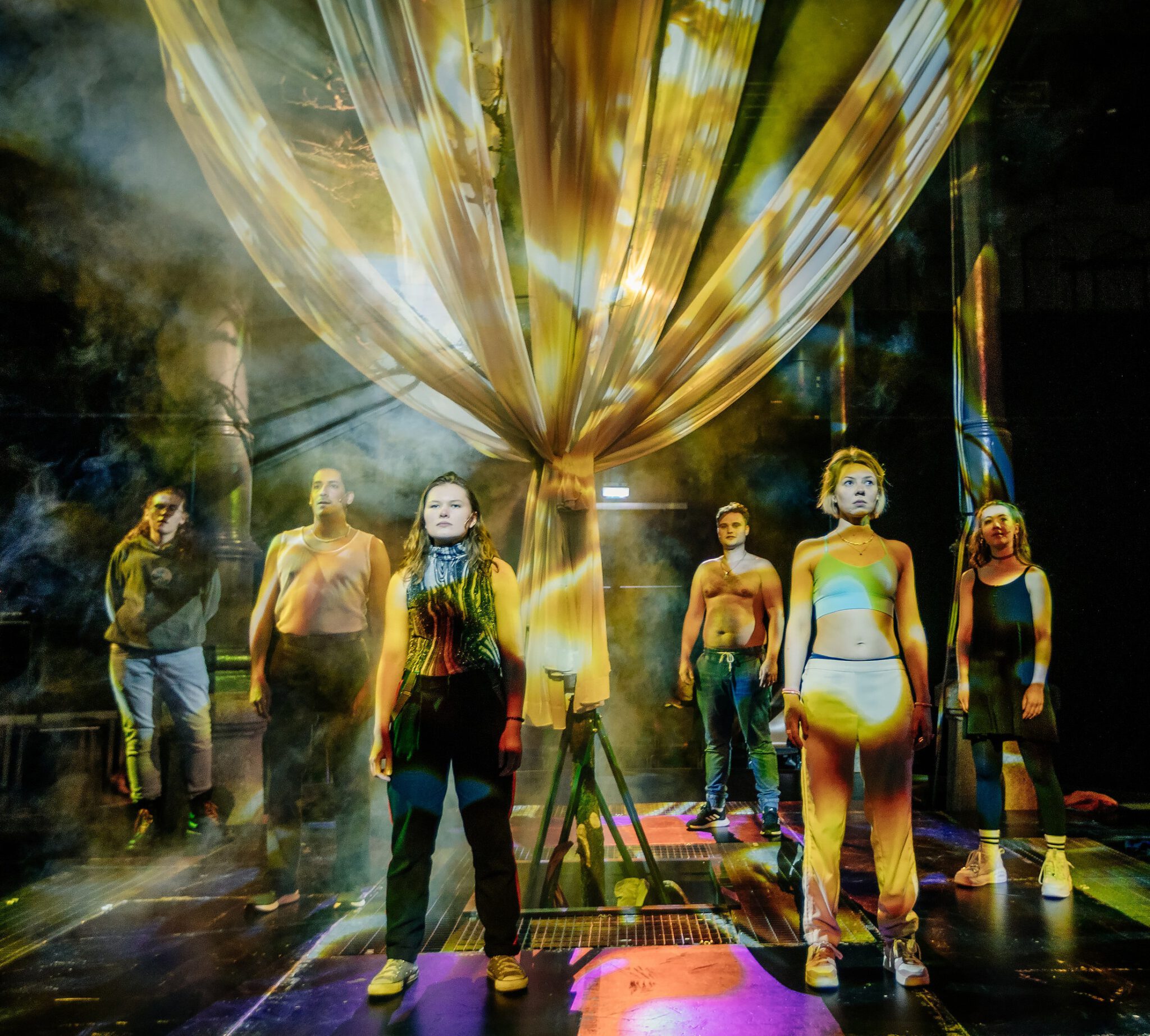 ER.SIE.ES.
Schauspiel von Karen Köhler
Für Jugendliche ab 14 Jahren und Erwachsene
Produktion Stadttheater Fürth
Inszenierung und Bühne: Alexander Weise
Kostüme: Kathrin Weghorn
Video: Stefano di Buduo, Natan Ruzza
Komposition und Live-Musik: David Schwarz
Licht: Ernst Schießl
mit Hannah Candolini, Valentin Flögel, Boris Keil, Magdalena Kosch, Caya Krakor, Mark Harvey Mühlemann
Das Foto kann bei korrekter Urhebernennung für journalistische Zwecke honorarfrei verwendet werden:
"Foto: Thomas Langer/Stadttheater Fürth"
